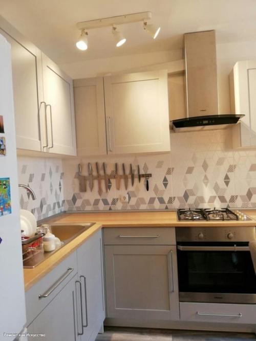 8 кв.  м. ремонтом занимался сам, гарнитур привезли мебельщики, замеры брали они же, но сборку им не доверил. 09