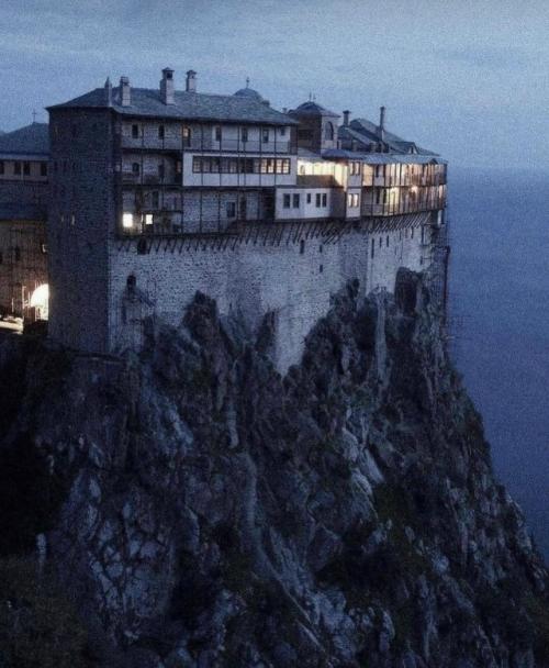 Монах, который никогда не встречал женщин. 02