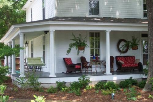 Ничто так не украшает внешний облик строений, как красивые террасы вокруг дома. 06