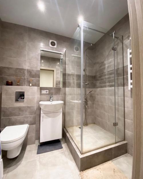 Квартира расположена на 5 этаже и удачно спланирована в просторную кухню - студию и спальню. 02