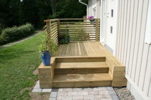 Красивое деревянное крыльцо в дизайне частного дома. 03