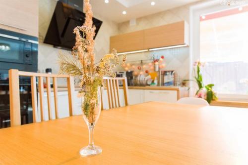 Добрый день.  Раз всем так понравилась солнечная желтая ванна, покажу и кухню из этого домика площадью 200 м 2. критикуйте. 08