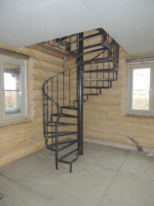 В качестве каркаса для любых лестниц очень хорошо смотрится такой материал, как металл. 04 В качестве каркаса для любых лестниц очень хорошо смотрится такой материал, как металл. 04