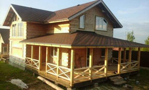 Ничто так не украшает внешний облик строений, как красивые террасы вокруг дома. 09