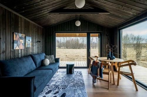 Интерьер выполнен в тёплых, насыщенных природных оттенках: глубокие коричневые, терракотовые и охристые тона создают ощущение уюта и защищённости. 04