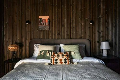 Интерьер выполнен в тёплых, насыщенных природных оттенках: глубокие коричневые, терракотовые и охристые тона создают ощущение уюта и защищённости. 07