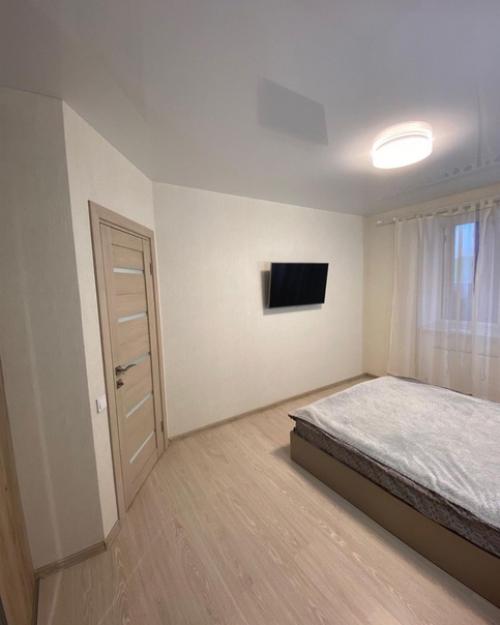 Квартира расположена на 5 этаже и удачно спланирована в просторную кухню - студию и спальню. 04