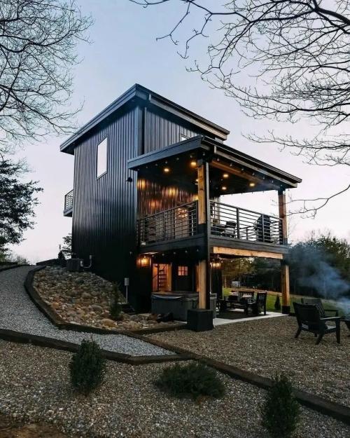 Необычный загородный дом с эффектным интерьером сразу производит впечатление - он не просто красивый, а запоминающийся. 02