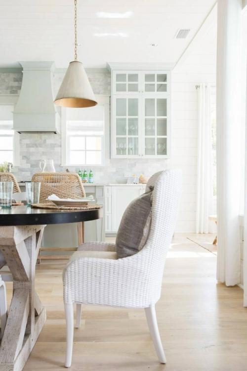 Интерьер загородного дома выполнен в светлой, спокойной палитре, где основой стали молочные, бежевые и мягкие серые оттенки. 06