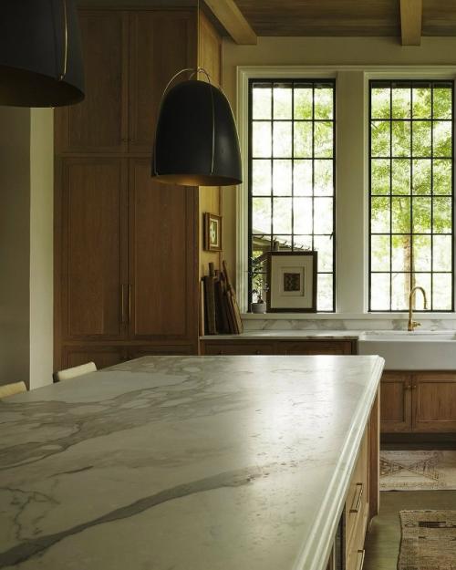 Пространство, в котором свет, воздух и натуральные материалы создают ощущение спокойствия и уюта с первых минут. 03