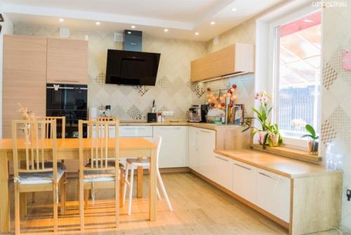 Добрый день.  Раз всем так понравилась солнечная желтая ванна, покажу и кухню из этого домика площадью 200 м 2. критикуйте. 09