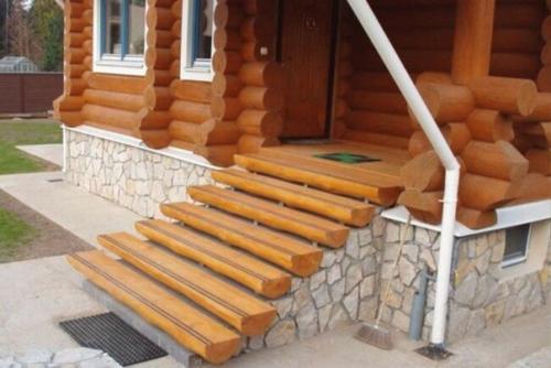 Красивое деревянное крыльцо в дизайне частного дома. 07