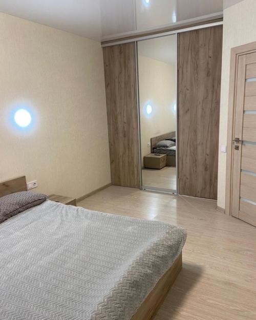 Квартира расположена на 5 этаже и удачно спланирована в просторную кухню - студию и спальню. 05