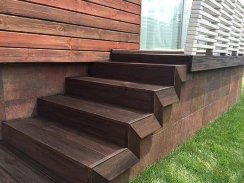 Красивое деревянное крыльцо в дизайне частного дома. 01