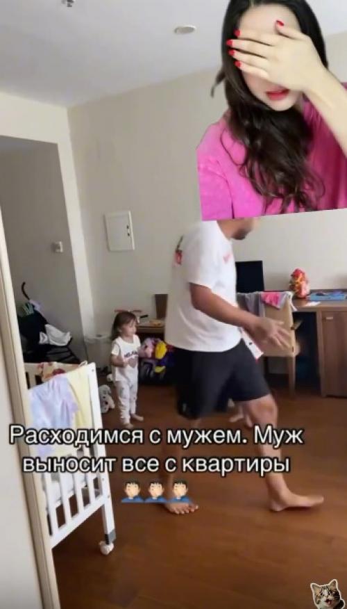 Дети держат игрушки, а взрослый мужик лезет вырывать их из рук и орёт, чтобы всё Отдали. 01