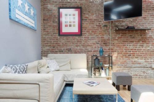 Реконструкция старого гаража в небольшой комфортабельный дом - тренд мегаполисов последних нескольких лет. 02