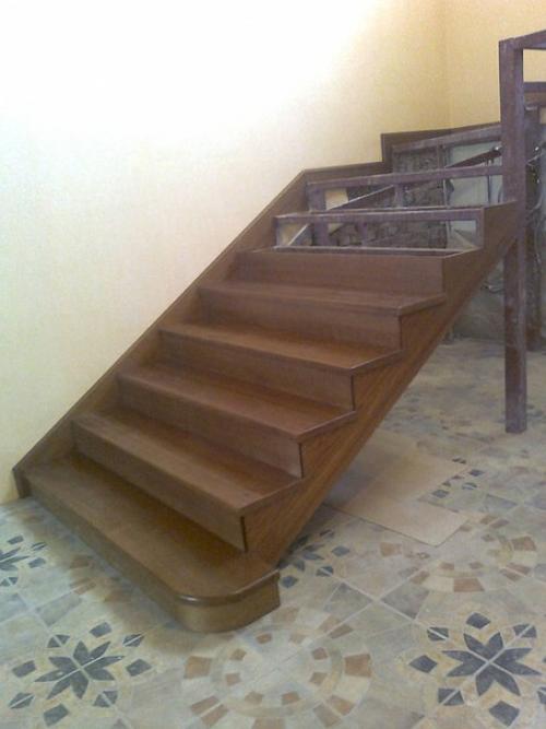 В качестве каркаса для любых лестниц очень хорошо смотрится такой материал, как металл. 02 В качестве каркаса для любых лестниц очень хорошо смотрится такой материал, как металл. 02