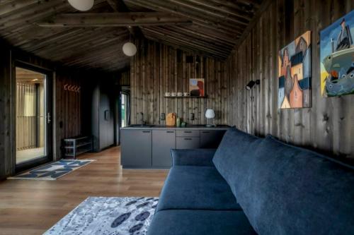 Интерьер выполнен в тёплых, насыщенных природных оттенках: глубокие коричневые, терракотовые и охристые тона создают ощущение уюта и защищённости. 01