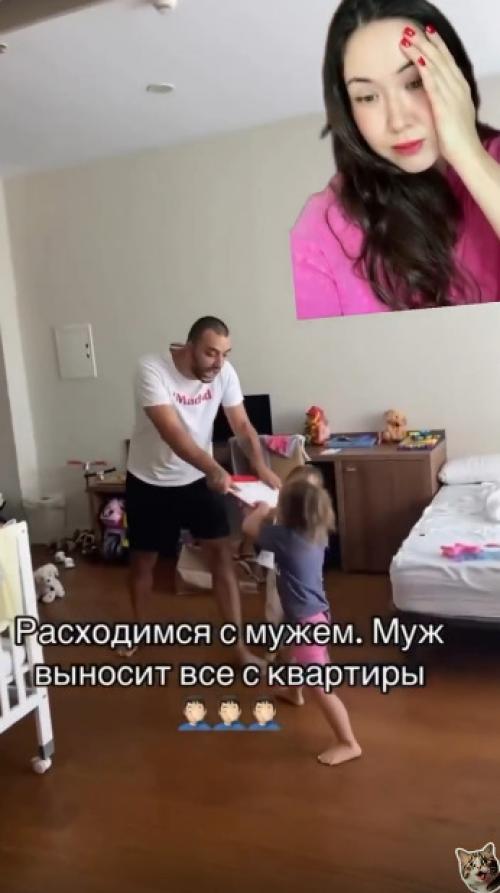 Дети держат игрушки, а взрослый мужик лезет вырывать их из рук и орёт, чтобы 