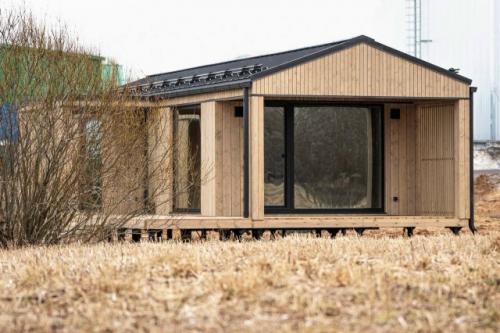 Интерьер выполнен в тёплых, насыщенных природных оттенках: глубокие коричневые, терракотовые и охристые тона создают ощущение уюта и защищённости.  