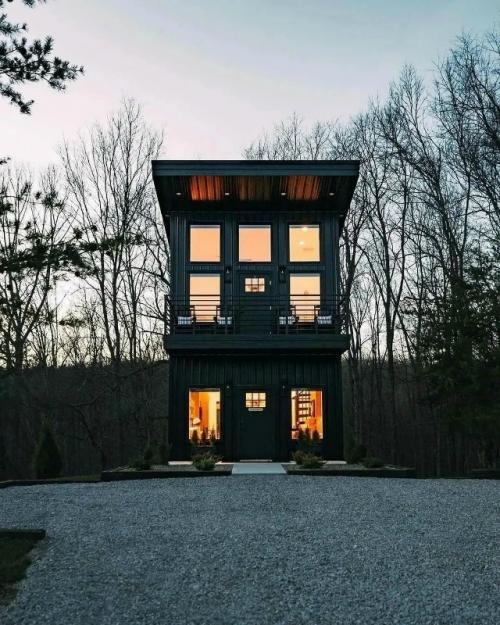 Необычный загородный дом с эффектным интерьером сразу производит впечатление - он не просто красивый, а запоминающийся. 01