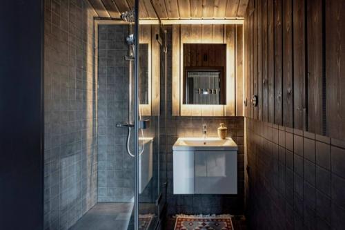 Интерьер выполнен в тёплых, насыщенных природных оттенках: глубокие коричневые, терракотовые и охристые тона создают ощущение уюта и защищённости. 08