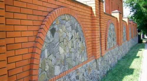 Дизайнерские решения красивых заборов из кирпича. 09