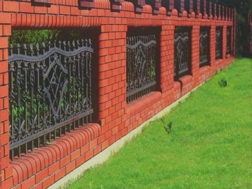 Дизайнерские решения красивых заборов из кирпича. 02