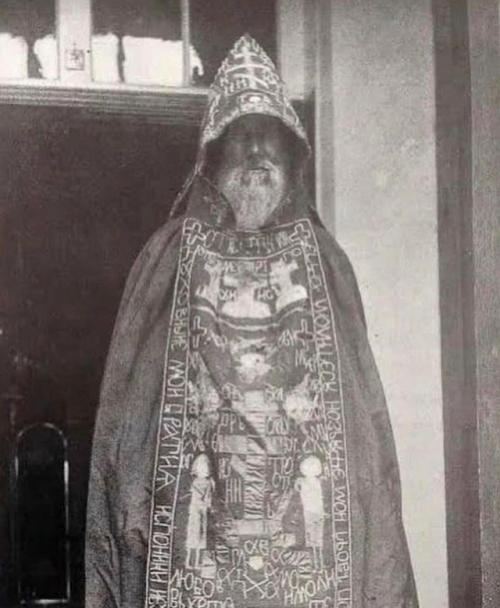 Монах, который никогда не встречал женщин.
