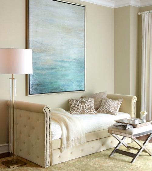 Скромная кушетка может стать стильной и функциональной заменой устаревшим раскладушкам. 03