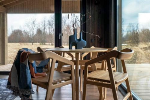 Интерьер выполнен в тёплых, насыщенных природных оттенках: глубокие коричневые, терракотовые и охристые тона создают ощущение уюта и защищённости. 03