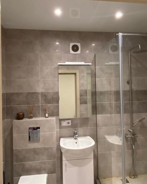 Квартира расположена на 5 этаже и удачно спланирована в просторную кухню - студию и спальню. 03