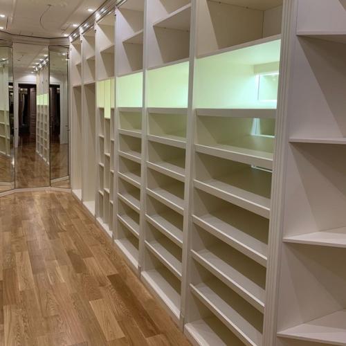 Две отдельные гардеробные комнаты для меня и мужа. 01