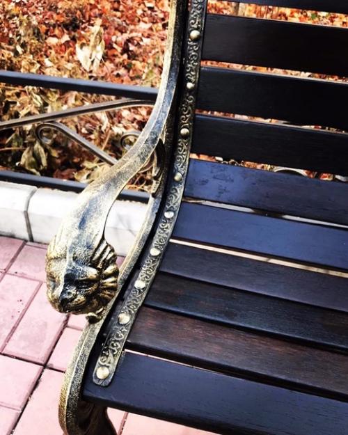 Добрый день!  15 октября привезли две лавочки на восстановление, на фото видно их состояние, в принципе из выкинуть хотели. 07