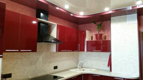 Потолок заказывали и мебель тоже, а остальное сделали сами. 04