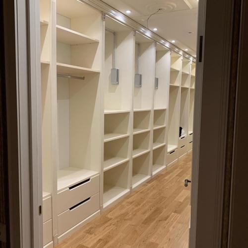 Две отдельные гардеробные комнаты для меня и мужа. 05