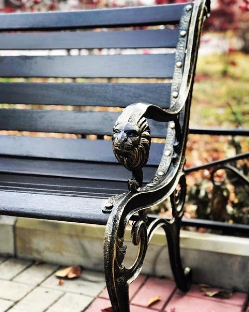 Добрый день!  15 октября привезли две лавочки на восстановление, на фото видно их состояние, в принципе из выкинуть хотели. 05