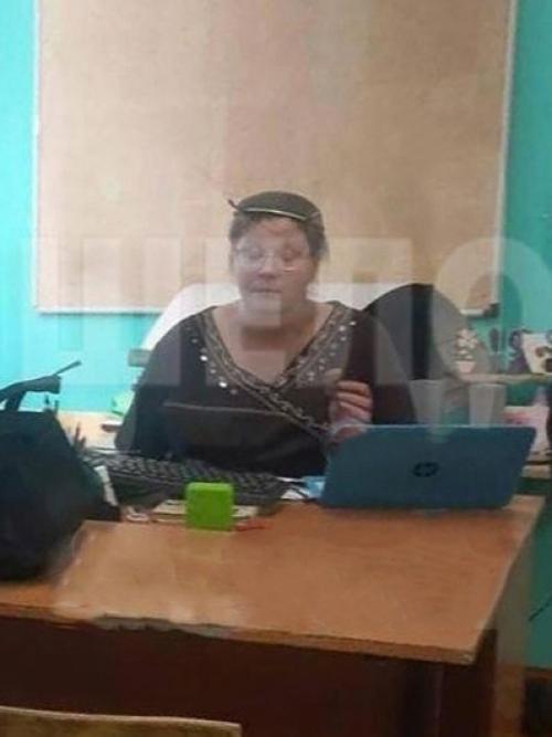 Учительница проводит свои занятия в необычном облике, следуя своим убеждениям. 01