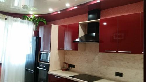 Потолок заказывали и мебель тоже, а остальное сделали сами. 02