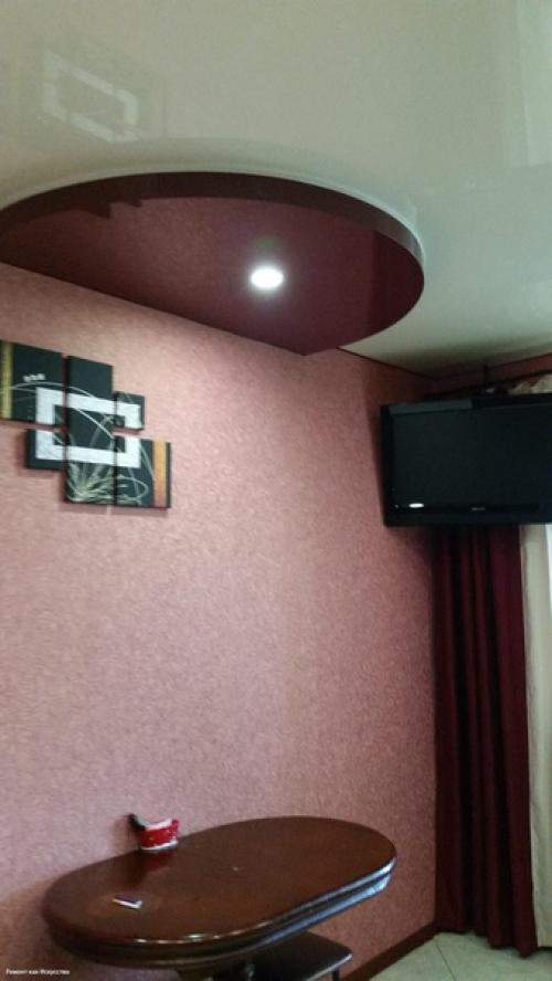 Потолок заказывали и мебель тоже, а остальное сделали сами. 09