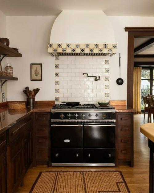 Этот дом - настоящее воплощение исторического шарма и уюта. 01