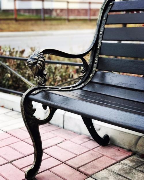 Добрый день!  15 октября привезли две лавочки на восстановление, на фото видно их состояние, в принципе из выкинуть хотели. 04