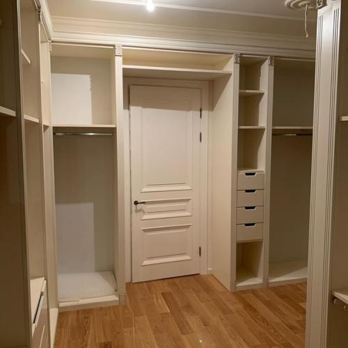 Две отдельные гардеробные комнаты для меня и мужа. 04