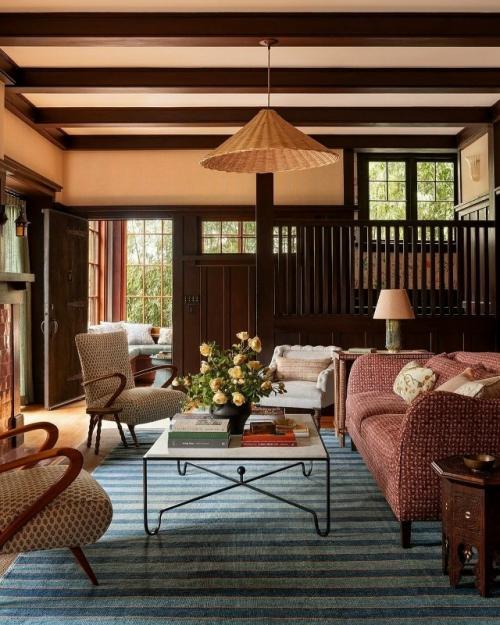 Этот дом - настоящее воплощение исторического шарма и уюта. 05