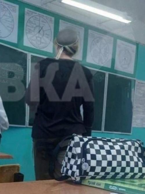 Учительница проводит свои занятия в необычном облике, следуя своим убеждениям. 02