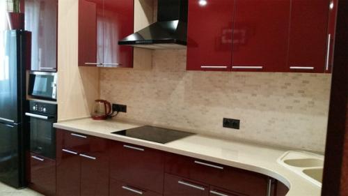 Потолок заказывали и мебель тоже, а остальное сделали сами. 03