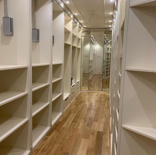 Две отдельные гардеробные комнаты для меня и мужа. 06