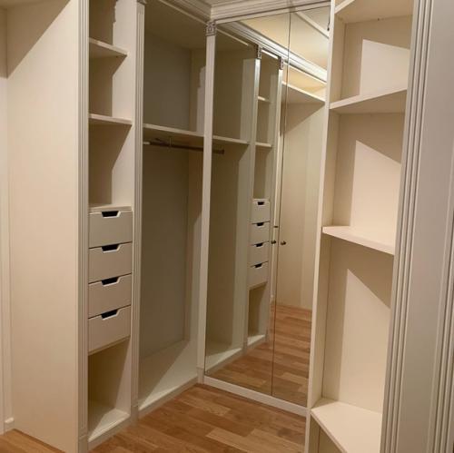 Две отдельные гардеробные комнаты для меня и мужа. 03