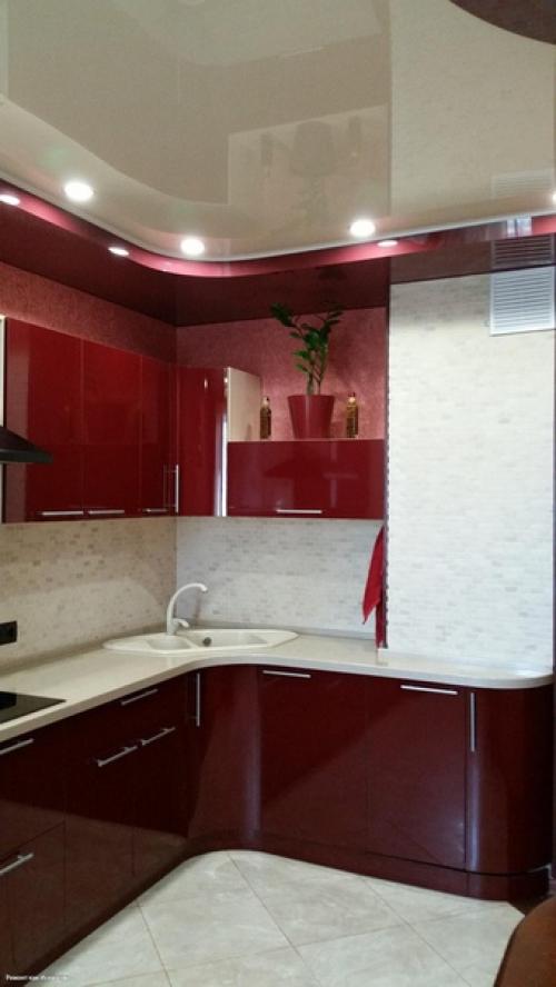 Потолок заказывали и мебель тоже, а остальное сделали сами. 05