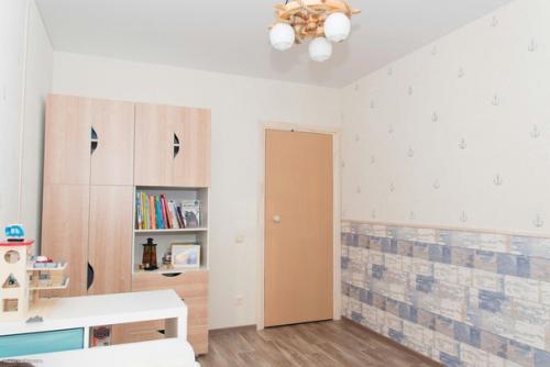 Добрый день!  Сделали в детской комнате ремонт вся мебель кроме чисто белого стеллажа - моя сборка по мотивам стувы из Ikea. 02